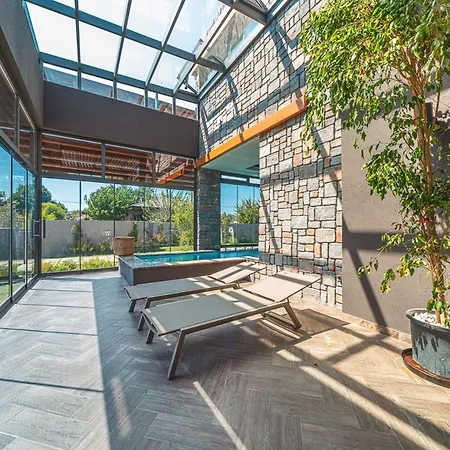 别墅 Sleeps 4 With Pool Air Con And Wifi *