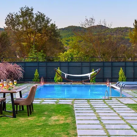 Villa Sleeps 4 With Pool Air Con And Wifi *